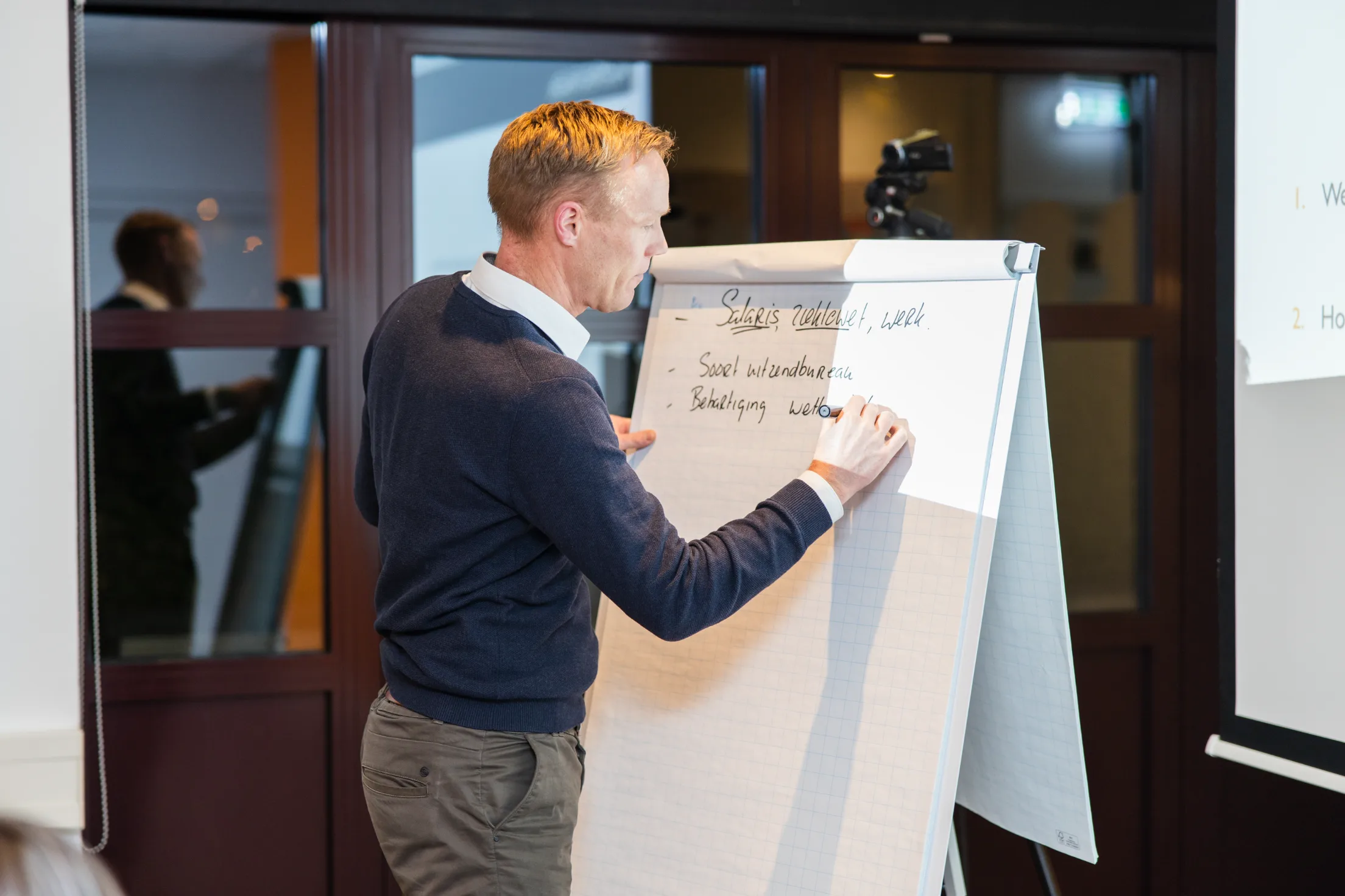 Koen geeft presentatie, SpringX team
